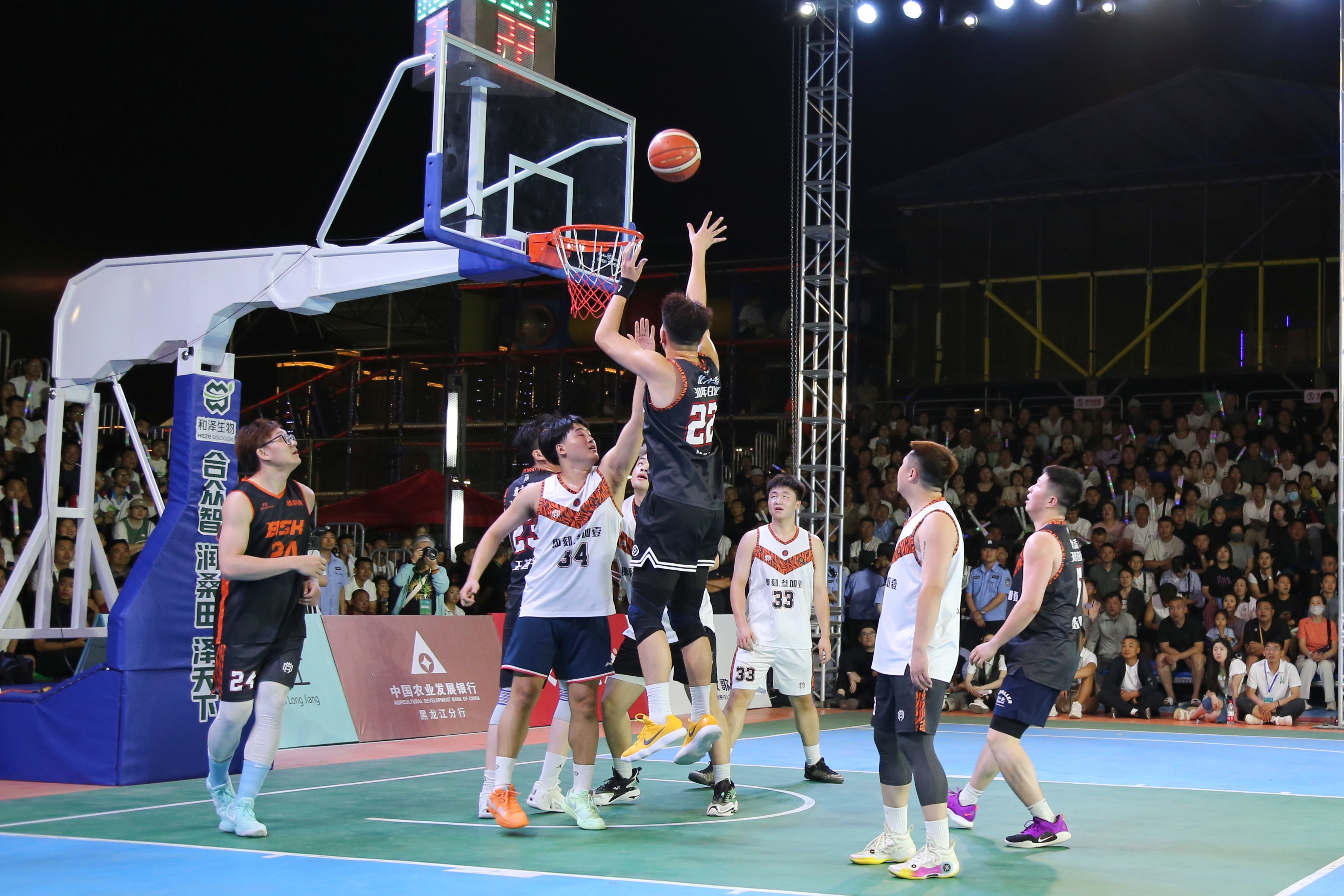 篮球赛场上的精彩瞬间，让人过目不忘