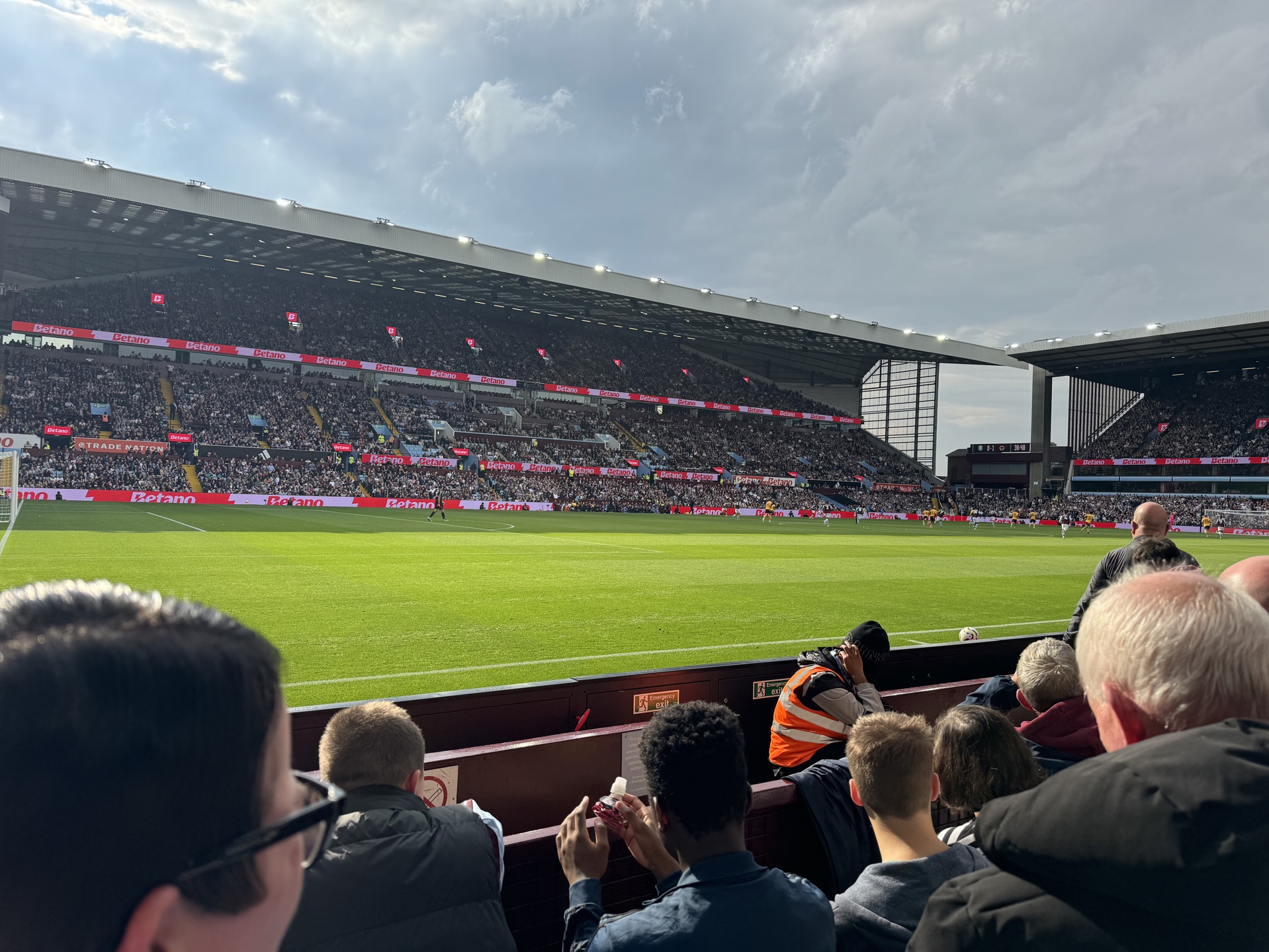 狼队主场大胜阿斯顿维拉，保持联赛领跑