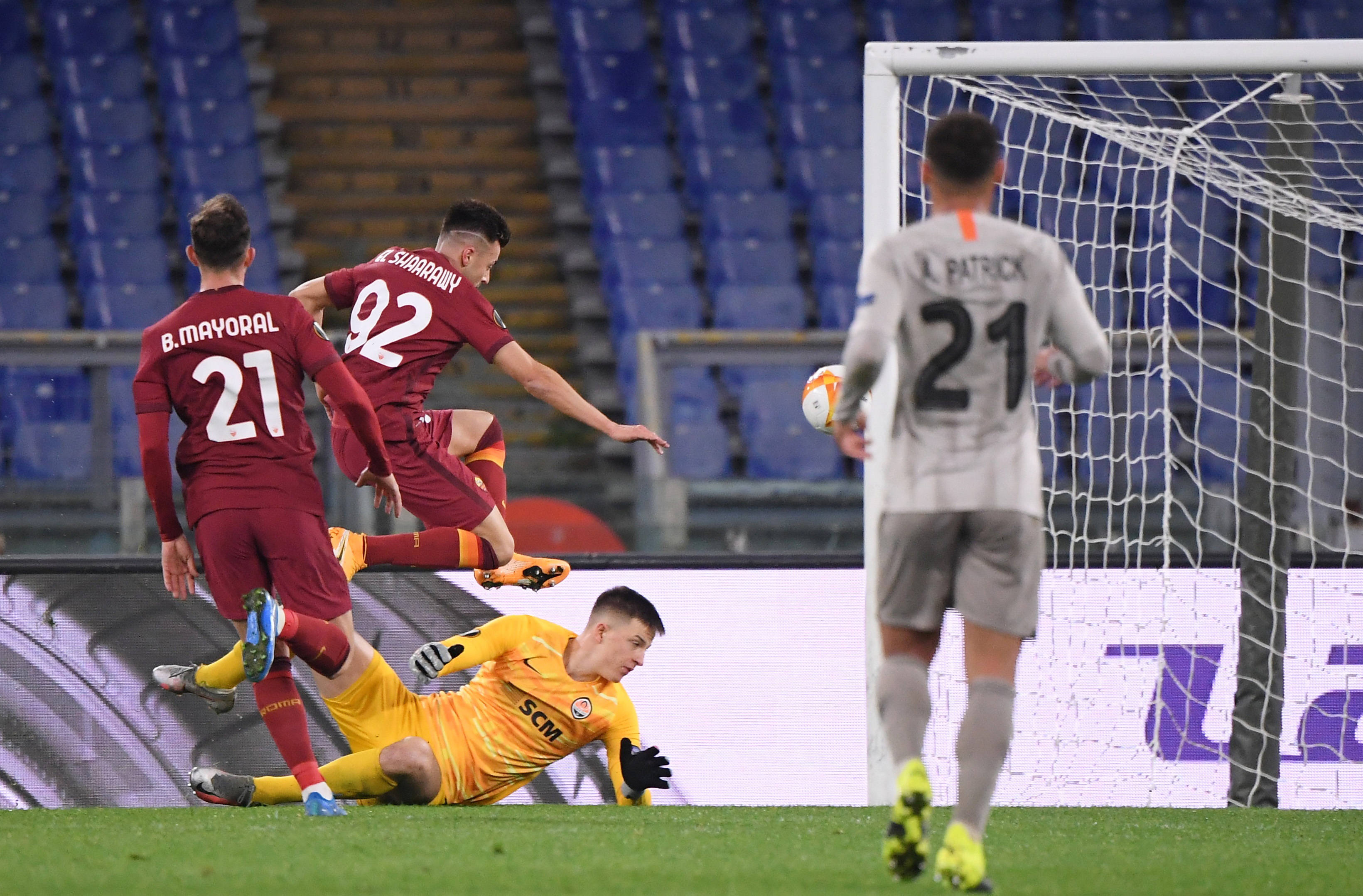 欧洲联赛中两支强队交锋，比分胶着悬念重重